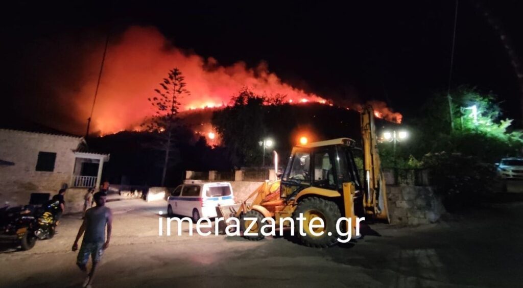 Υπό μερικό έλεγχο η πυρκαγιά στην περιοχή της Αγίας Μαρίνας στη Ζάκυνθο​