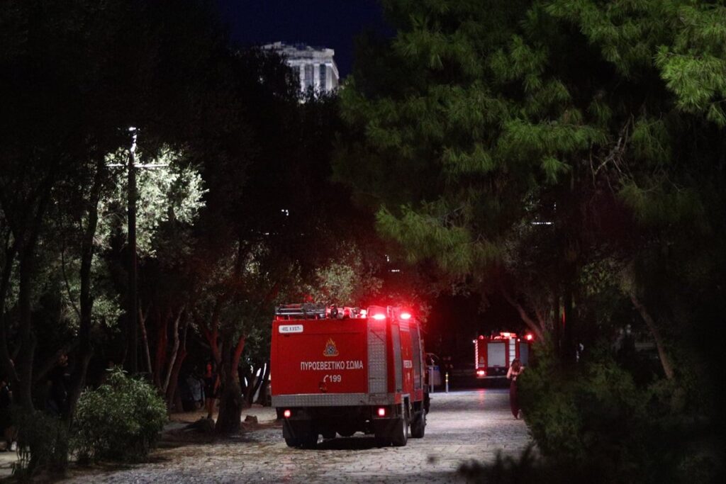 Δήμος Αθηναίων: «Άμεση η κινητοποίηση για τις εστίες φωτιάς σε Φιλοπάππου και Κολωνό»​